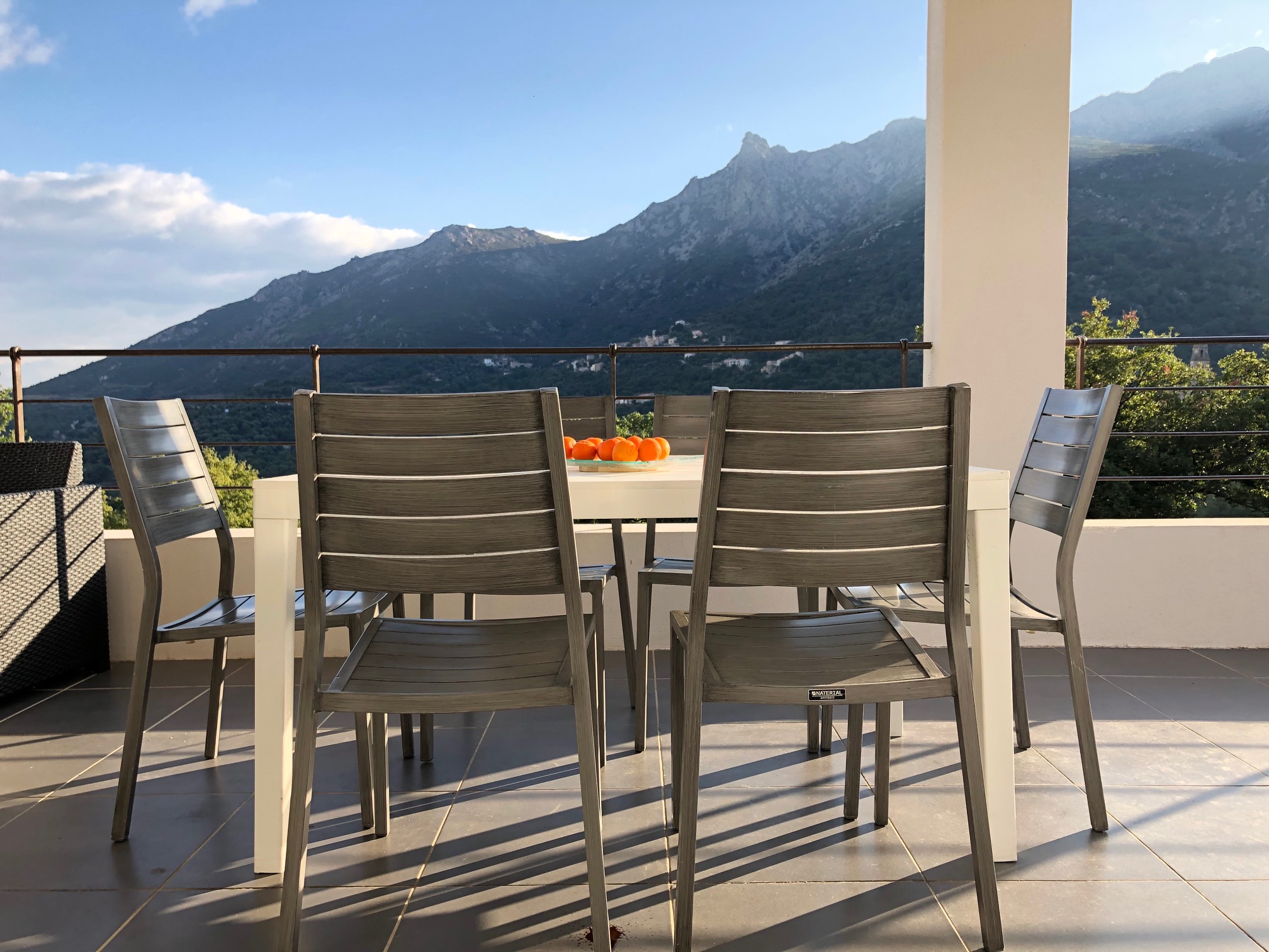 Location de Vacances en Corse. Belle villa contemporaine avec piscine chauffée à louer dans la commune de feliceto, charmant village de Balagne, à 15 minutes de la Mer, proche de l'île Rousse et Calvi. Location direct-propriétaire, 3 chambres 2 salles de bains.