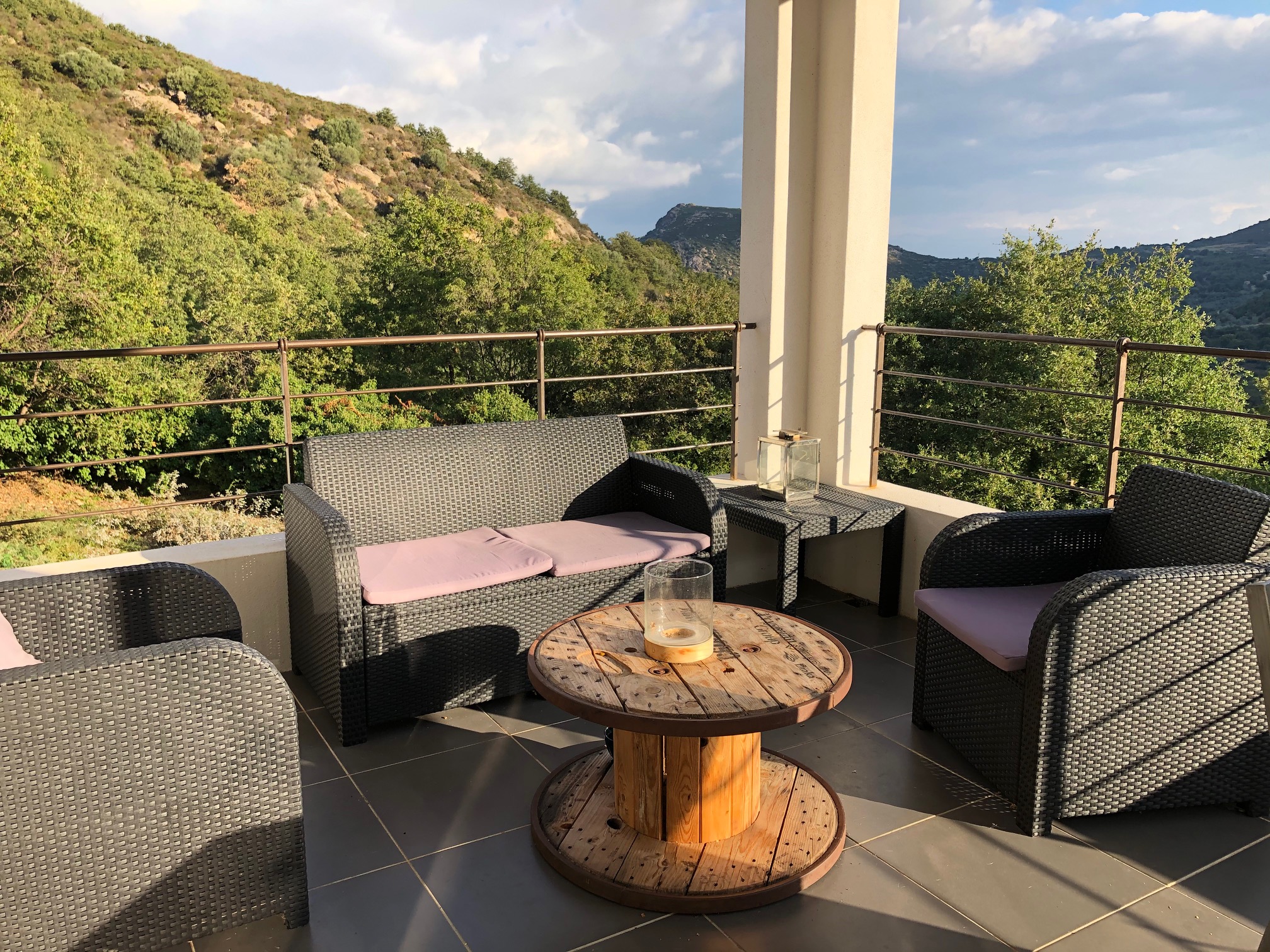 Location de Vacances en Corse. Belle villa contemporaine avec piscine chauffée à louer dans la commune de feliceto, charmant village de Balagne, à 15 minutes de la Mer, proche de l'île Rousse et Calvi. Location direct-propriétaire, 3 chambres 2 salles de bains.