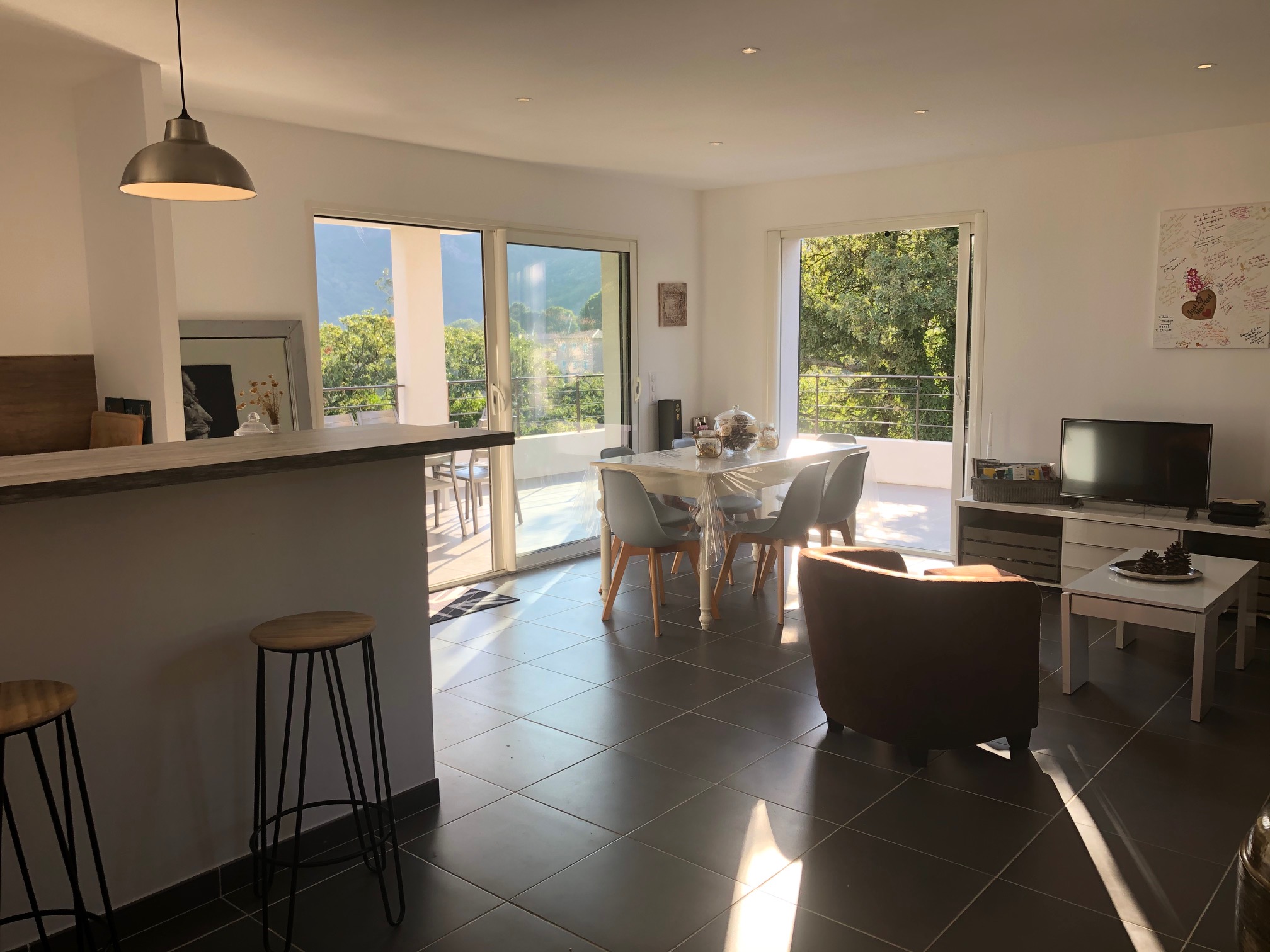 Location de Vacances en Corse. Belle villa contemporaine avec piscine chauffée à louer dans la commune de feliceto, charmant village de Balagne, à 15 minutes de la Mer, proche de l'île Rousse et Calvi. Location direct-propriétaire, 3 chambres 2 salles de bains.
