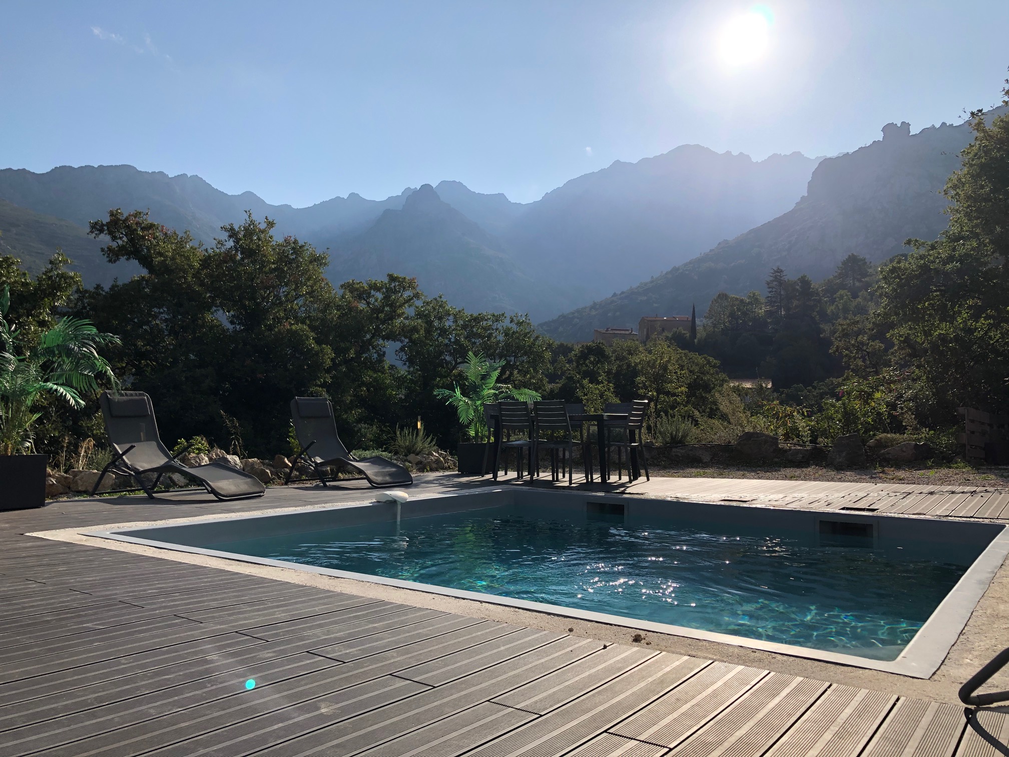 Location de Vacances en Corse. Belle villa contemporaine avec piscine chauffée à louer dans la commune de feliceto, charmant village de Balagne, à 15 minutes de la Mer, proche de l'île Rousse et Calvi. Location direct-propriétaire, 3 chambres 2 salles de bains.