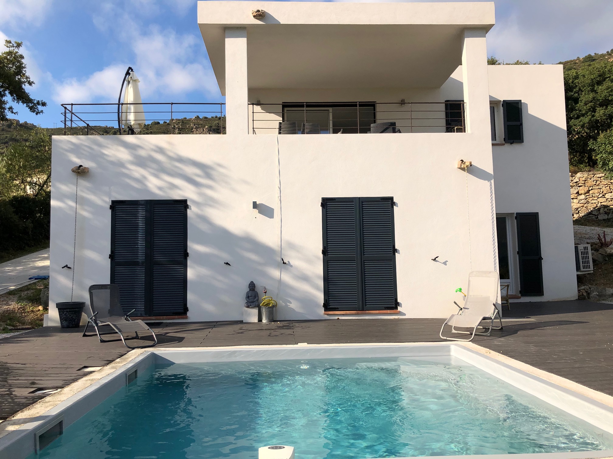Location de Vacances en Corse. Belle villa contemporaine avec piscine chauffée à louer dans la commune de feliceto, charmant village de Balagne, à 15 minutes de la Mer, proche de l'île Rousse et Calvi. Location direct-propriétaire, 3 chambres 2 salles de bains.