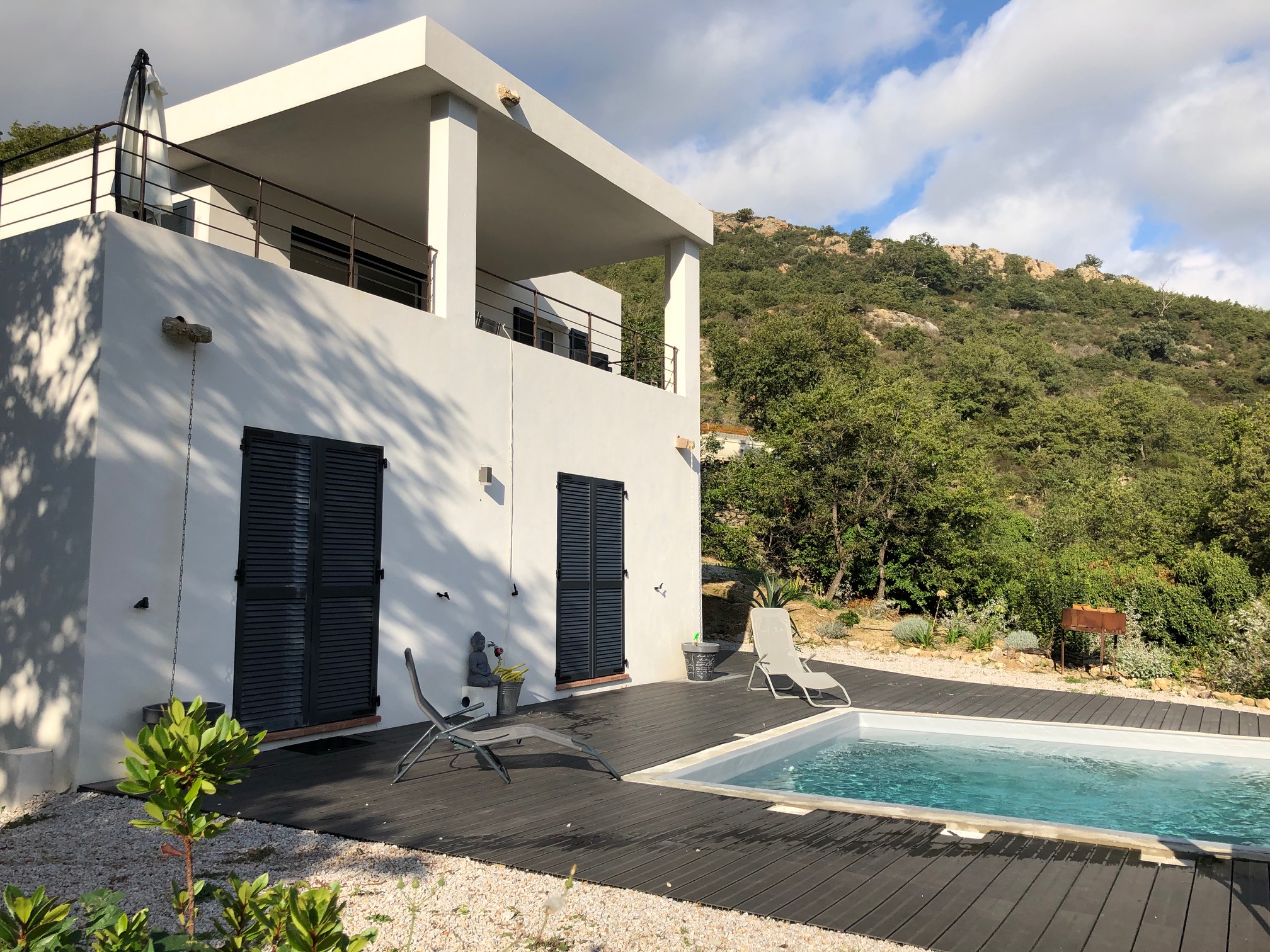 Location de Vacances en Corse. Belle villa contemporaine avec piscine chauffée à louer dans la commune de feliceto, charmant village de Balagne, à 15 minutes de la Mer, proche de l'île Rousse et Calvi. Location direct-propriétaire, 3 chambres 2 salles de bains.