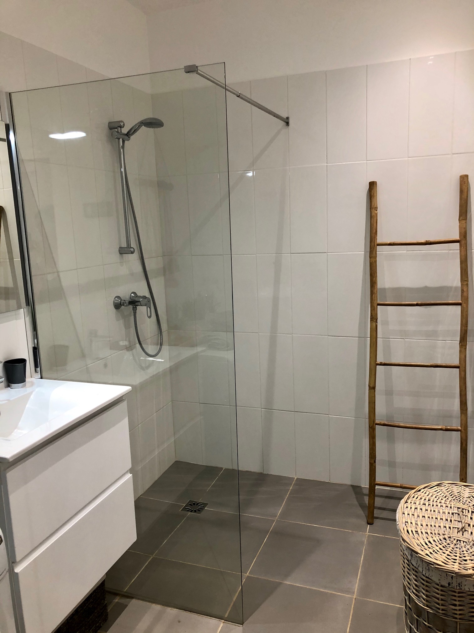 Location de Vacances en Corse. Belle villa contemporaine avec piscine chauffée à louer dans la commune de feliceto, charmant village de Balagne, à 15 minutes de la Mer, proche de l'île Rousse et Calvi. Location direct-propriétaire, 3 chambres 2 salles de bains.